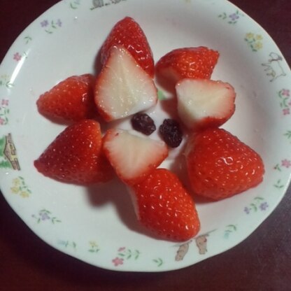 こんばんは＾＾
今日苺を買って来たので食後のデザートに作りました♪旬の苺は美味しいですね～満足♥
ご馳走様でした～